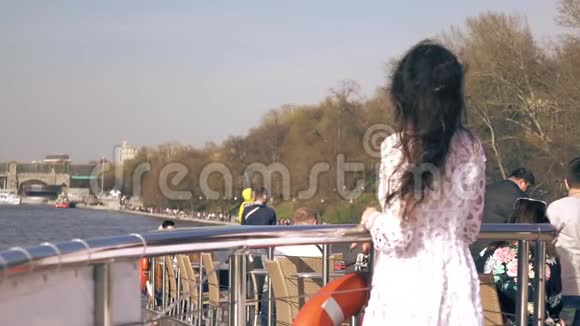 站在莫斯科高尔基公园的河船甲板上的女人视频的预览图