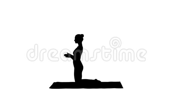剪影运动美丽的年轻女子练习瑜伽做乌什特拉萨纳骆驼软管视频的预览图