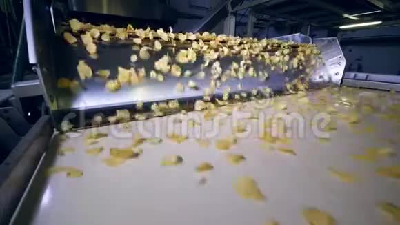 土豆薯片从食品厂的生产线上掉下来慢动作视频的预览图