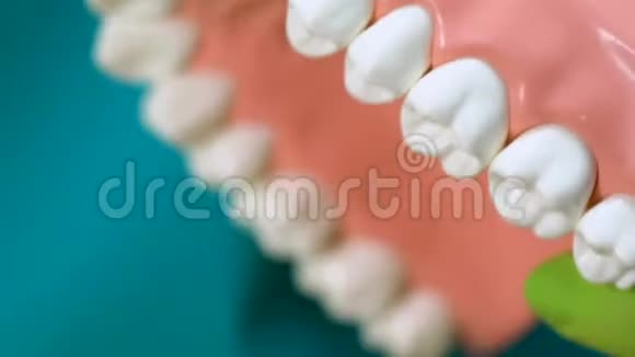 诊所医生口腔护理及药物的适当刷牙建议视频的预览图
