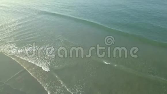 平静的大海清澈的海水和清澈的白浪让人放松视频的预览图