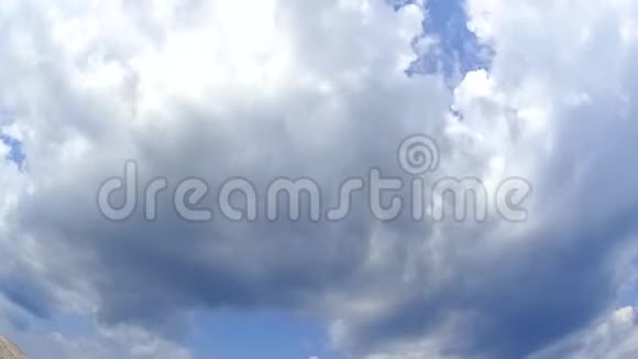 夏天的蓝天上乌云密布视频的预览图