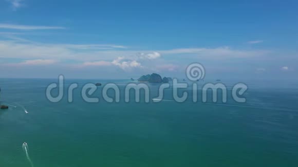 泰国小岛空中拍摄的令人惊叹的照片前景是船只视频的预览图