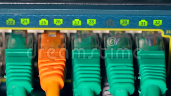 数据中心网络服务器带灯电线和计算机电缆视频的预览图
