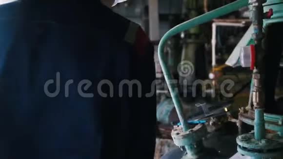 制造工厂的一名男工程师打开设备的盖子用手电筒检查它视频的预览图