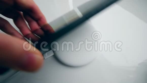 一个电话用户在感应充电器上给他的设备充电无线充电概念视频的预览图