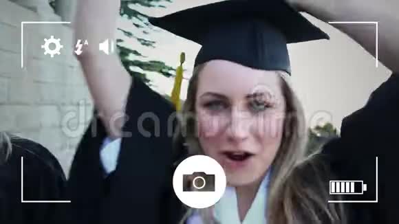用数码相机拍摄毕业学生的照片视频的预览图