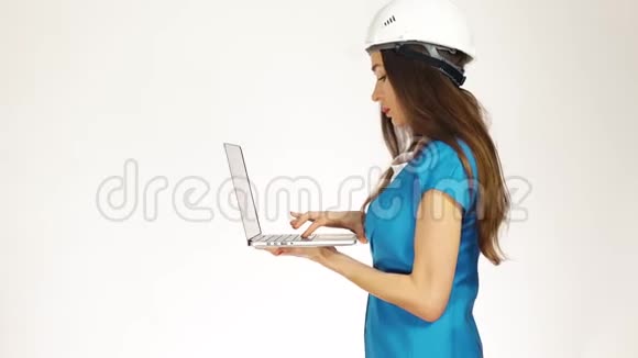 担心女工程师或建筑师戴帽子使用笔记本电脑视频的预览图