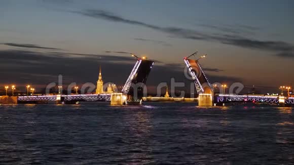 令人惊叹的离婚宫桥德沃索维在涅瓦河在圣彼得堡俄罗斯圣怀特之夜视频的预览图