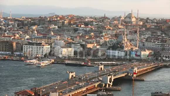 伊斯坦布尔的堤岸以观赏娱乐从土耳其加拉塔俯瞰土耳其大教堂视频的预览图