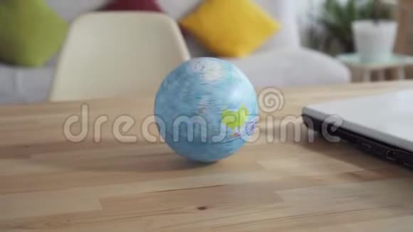 地球在桌子上旋转没有人视频的预览图