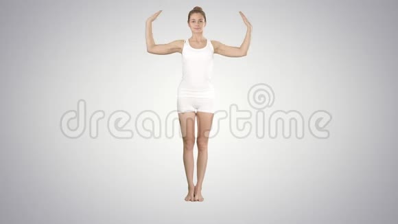 年轻女子在鹰瑜伽姿势梯度背景视频的预览图