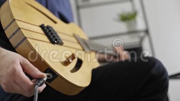 关闭音乐人插电吉他在家庭音乐工作室视频的预览图