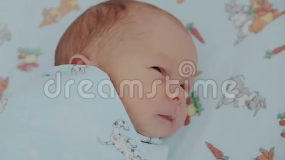 一个美丽的新生婴儿的特写肖像视频的预览图