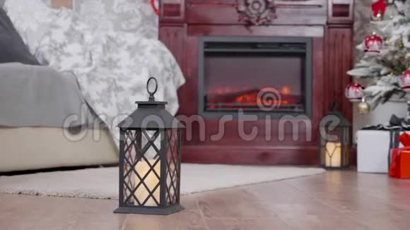 装饰圣诞节的房间壁炉前有大花环视频的预览图
