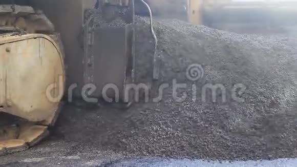 碎石桶装沥青屑视频的预览图