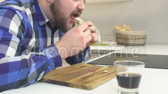 胖子吃肥汉堡吃快餐喝有害的柠檬水超重慢特写卡路里视频的预览图