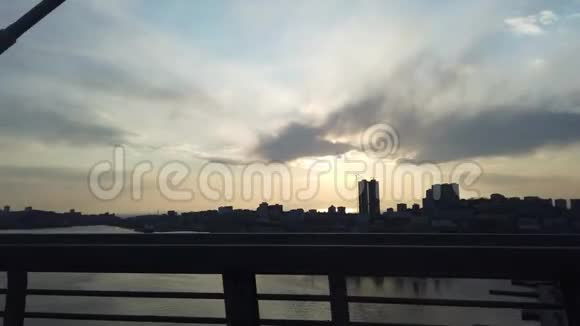 在金桥上旅行观赏日落和埃格斯角视频的预览图