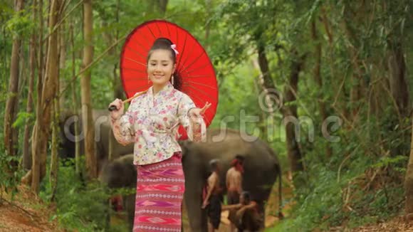 以东南亚传统服饰舞蹈为背景的迷人的亚洲女性视频的预览图
