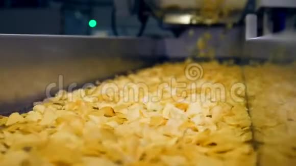 在食品设施的工厂生产线上移动的碎片慢动作视频的预览图