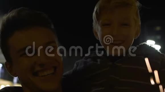 微笑的小男孩和他的父亲一起庆祝除夕孟加拉灯视频的预览图