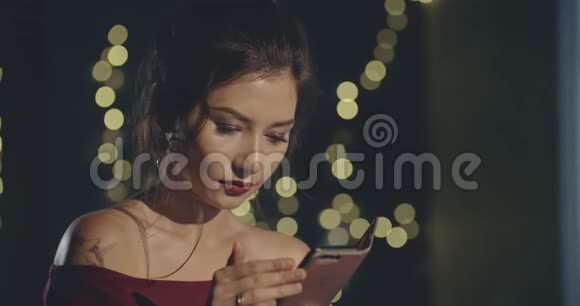 寂寞的女人在圣诞前夜敲留言圣诞节新年生日派对时尚生活方式广告视频的预览图