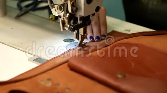 缝纫车间缝皮袋妇女经营缝纫机视频的预览图