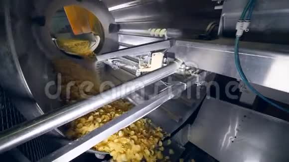 食品厂设备将薯片与风味增强剂混合视频的预览图