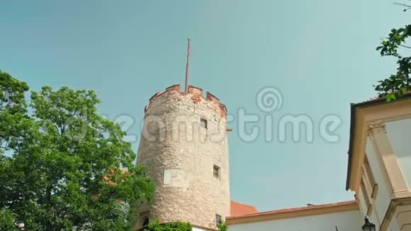 中世纪城堡塔从绿色庭院在米库洛夫捷克共和国夏季视频的预览图