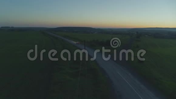 黎明时分汽车在路上行驶视频的预览图