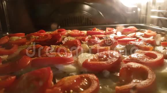 番茄片土豆片烤炉烤的香瓜片健康饮食天然纯素食品视频的预览图