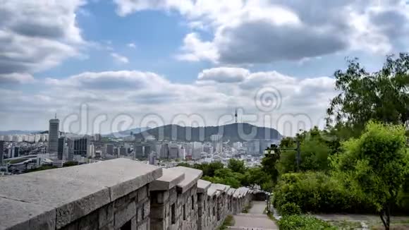 首尔市中心城市景观和南三首尔塔的云移韩国首尔视频的预览图