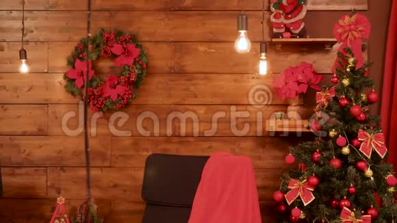 房间有华丽的红色圣诞装饰视频的预览图