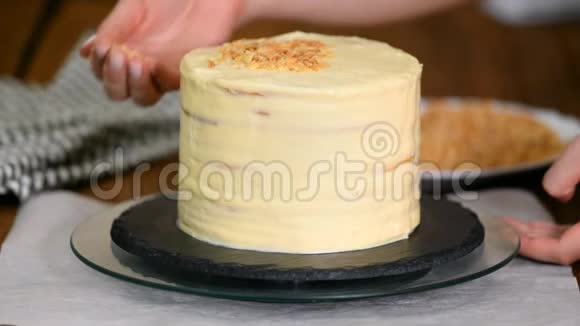 在家里的厨房里做一个拿破仑蛋糕蛋糕上撒着细碎的面包屑酥油酥视频的预览图