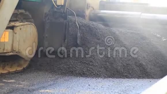 砾石桶铺沥青屑与沥青屑视频的预览图