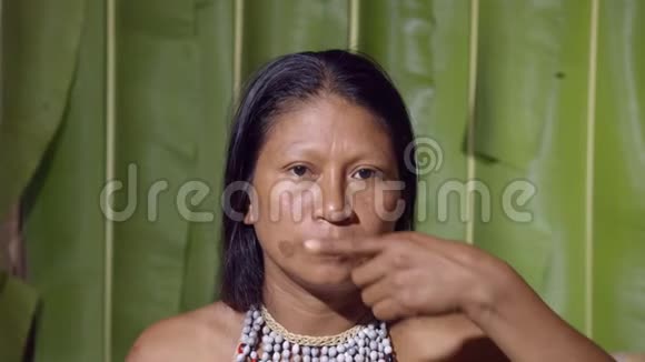 用手指做胡子的女人视频的预览图