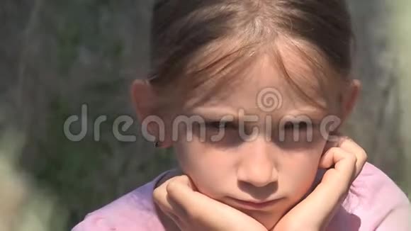 被遗弃在废墟中的悲伤的孩子不快乐的流浪小女孩沮丧的可怜的孩子无家可归的人视频的预览图