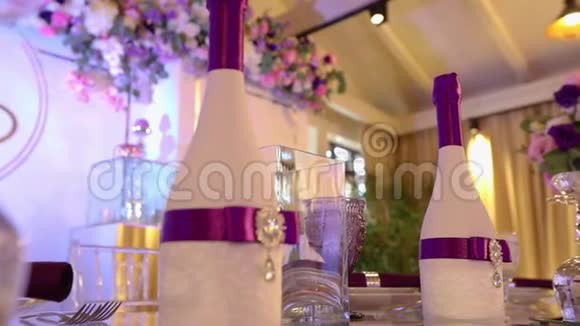 现代婚礼装饰装饰香槟酒瓶视频的预览图
