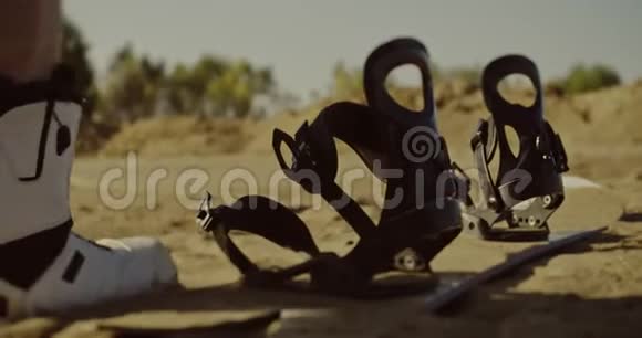 三个朋友手里拿着沙板跑上山沙子掉下来体育旅游生活方式商业视频的预览图