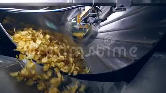 将薯片与风味增强剂混合视频的预览图