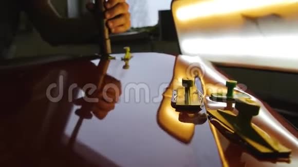 一个人用胶水棒和PDR技术对齐凹痕油漆凹痕修复拆除工具包胶水标签视频的预览图