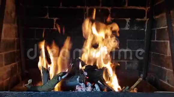 火焰在壁炉里燃烧视频的预览图