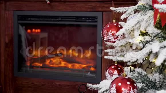 圣诞树上装饰的红色玻璃球视频的预览图