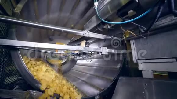 大机旋转为炸薯片添加增味剂视频的预览图