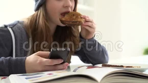 发送短信时吃早餐的少女视频的预览图