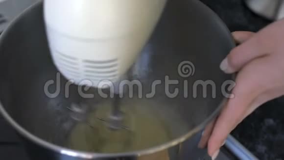 女人用搅拌机打鸡蛋视频的预览图