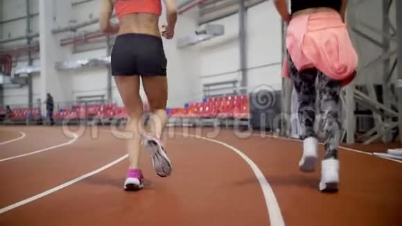 两个年轻的运动女子慢跑视频的预览图