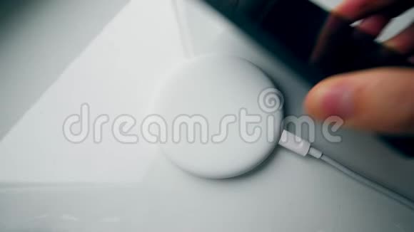 自动感应充电器充电智能手机在桌子上视频的预览图
