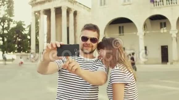 年轻的幸福夫妇在度假时用手机自拍视频的预览图