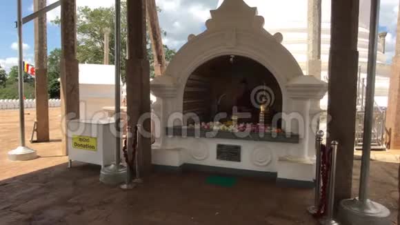 斯里兰卡阿努拉达普拉可以看到柱子而不是一个有佛陀的大房间视频的预览图